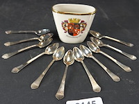 Bekertje met verzilverde lepeltjes gemerkt