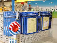 Bekeuringboekjes en stopbordjes aan drie beugels. - afbeelding 2 van  2