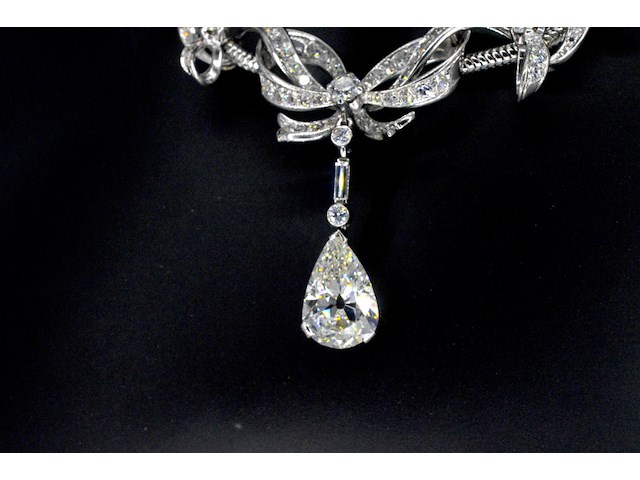 Belangrijk collier met een grote peer vorm diamant van 3.50 carat en natuurlijke diamanten - afbeelding 6 van  11