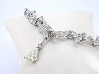 Belangrijk collier met een grote peer vorm diamant van 3.50 carat en natuurlijke diamanten - afbeelding 7 van  11