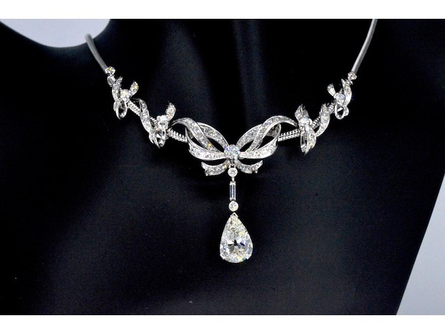 Belangrijk collier met een grote peer vorm diamant van 3.50 carat en natuurlijke diamanten - afbeelding 1 van  9