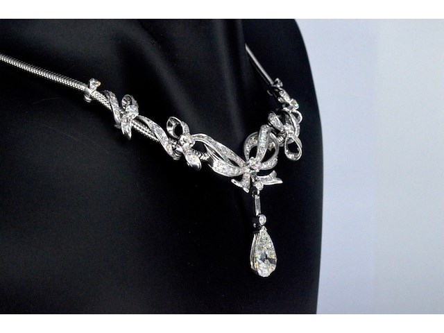 Belangrijk collier met een grote peer vorm diamant van 3.50 carat en natuurlijke diamanten - afbeelding 3 van  9