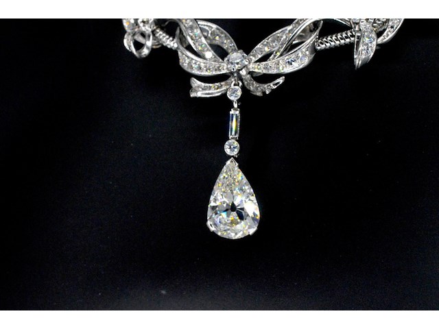 Belangrijk collier met een grote peer vorm diamant van 3.50 carat en natuurlijke diamanten - afbeelding 4 van  9