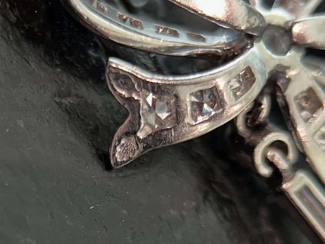 Belangrijk collier met een grote peer vorm diamant van 3.50 carat en natuurlijke diamanten - afbeelding 9 van  9
