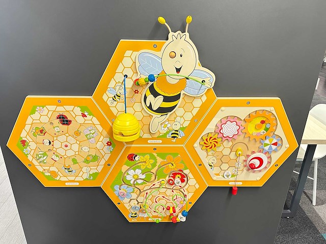 Beleduc - interactief houten speelbord met kinderstoeltjes - afbeelding 1 van  7