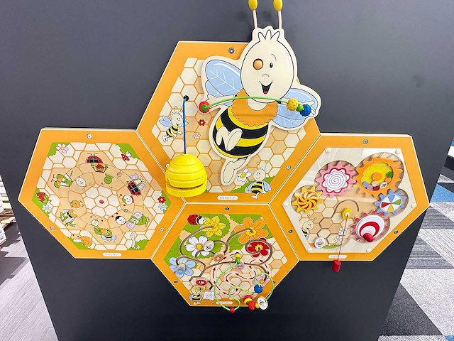 Beleduc - interactief houten speelbord met kinderstoeltjes - afbeelding 4 van  4