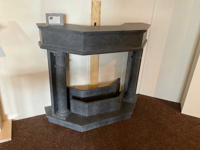 Belgisch hardsteen schouw - afbeelding 1 van  5