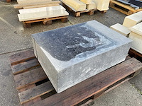 Belgisch hardsteen sokkel - afbeelding 1 van  2