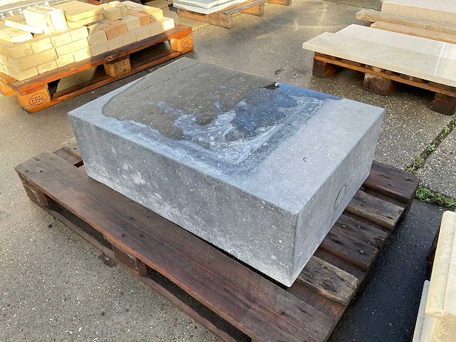 Belgisch hardsteen sokkel - afbeelding 2 van  2