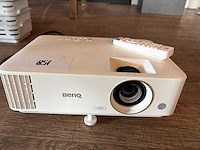 Benq th585 beamer met projectiescherm - afbeelding 1 van  5
