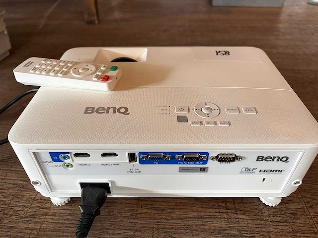 Benq th585 beamer met projectiescherm - afbeelding 3 van  5