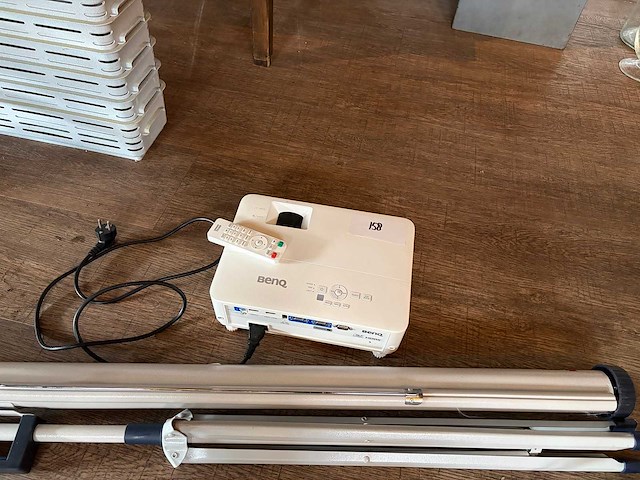 Benq th585 beamer met projectiescherm - afbeelding 4 van  5