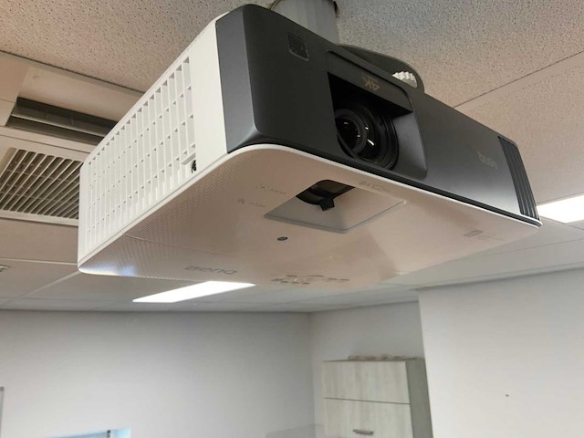 Benq tk700sti beamer inclusief elektrisch ivions projectiescherm - afbeelding 1 van  8
