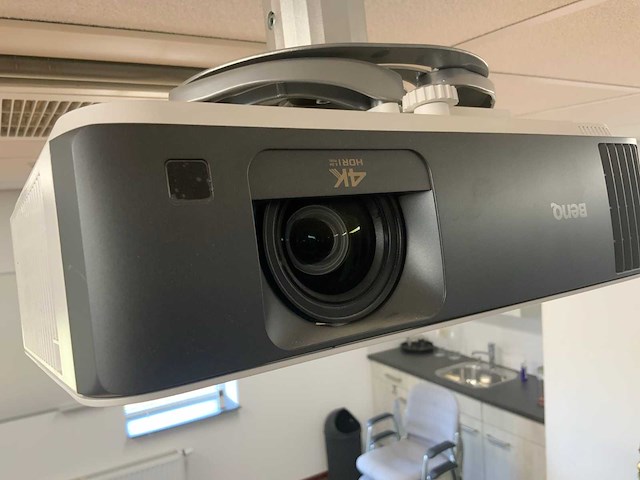 Benq tk700sti beamer inclusief elektrisch ivions projectiescherm - afbeelding 3 van  8
