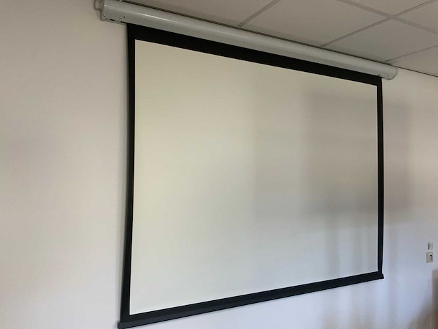 Benq tk700sti beamer inclusief elektrisch ivions projectiescherm - afbeelding 6 van  8