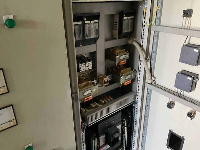 Bentec partij besturingskasten in container - afbeelding 16 van  48