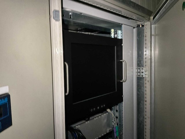 Bentec partij besturingskasten in container - afbeelding 36 van  48