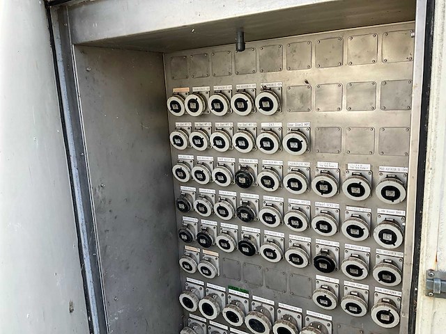 Bentec partij besturingskasten in container - afbeelding 41 van  48
