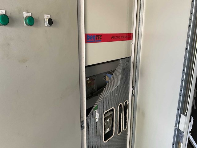 Bentec partij besturingskasten in container - afbeelding 6 van  7