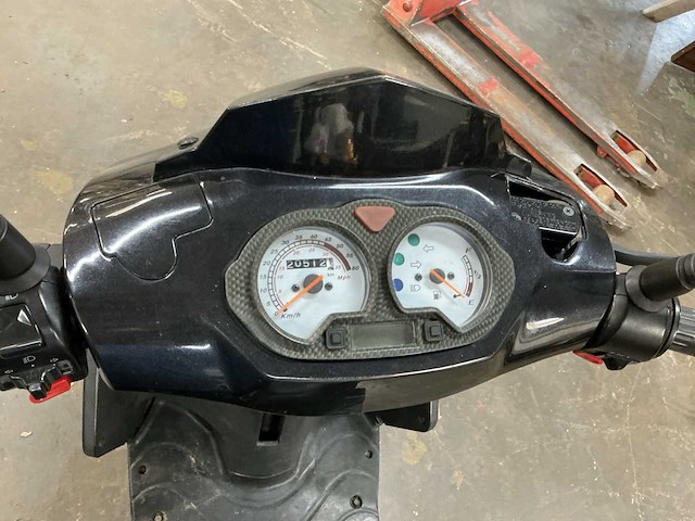 Benzhou yiying snorscooter yy50qt-7a scooter - afbeelding 8 van  9