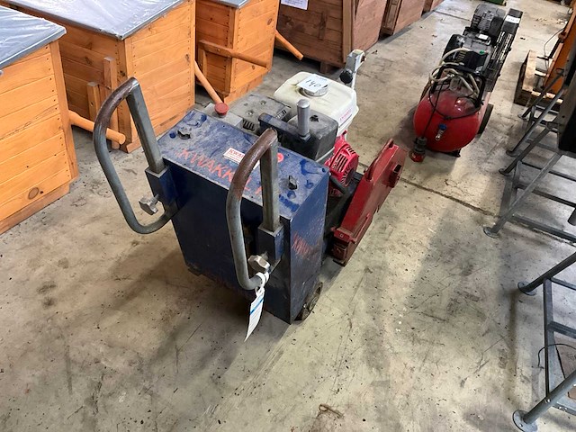 Benzine-aangedreven vloer/betonzaag - afbeelding 4 van  10