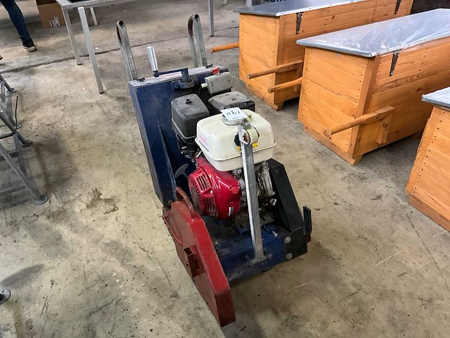 Benzine-aangedreven vloer/betonzaag - afbeelding 5 van  10