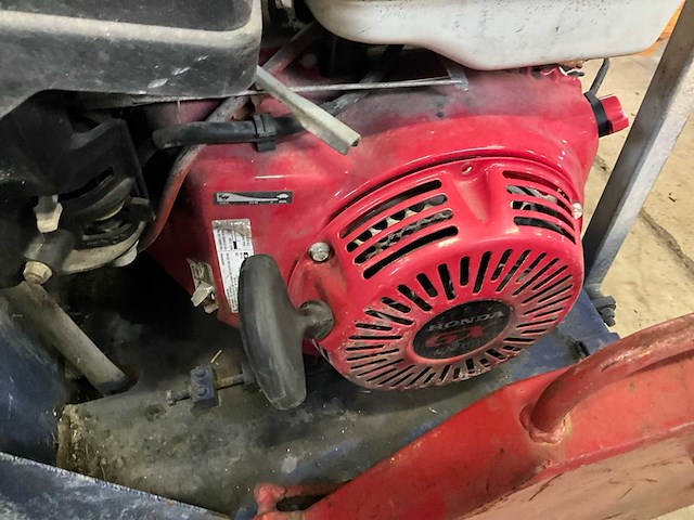 Benzine-aangedreven vloer/betonzaag - afbeelding 7 van  10