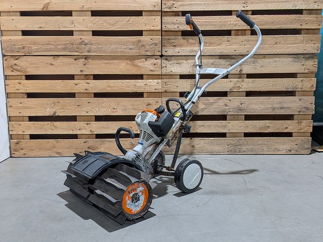 Benzine multimotor, stihl, mm55, met 3x rolbezem - afbeelding 1 van  10