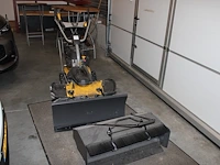 Benzine veegmachine texas smart sweep 800, werkbreedte 80 cm. 3 versnellingen vooruit en 1 achteruit. motor...