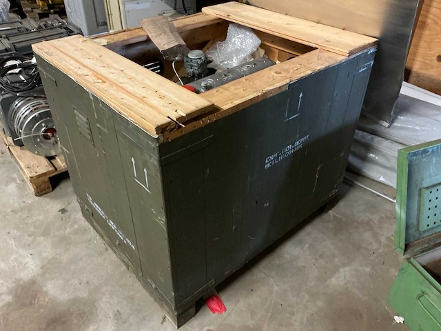 Benzinemotor unimog “6 cilinder” (ongebruikt) - afbeelding 1 van  13