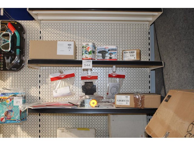 Berg accessoires waaronder side skirts, mudguards en soundbox op drie schappen. - afbeelding 1 van  2