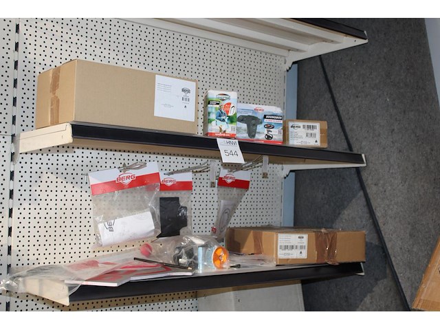 Berg accessoires waaronder side skirts, mudguards en soundbox op drie schappen. - afbeelding 2 van  2