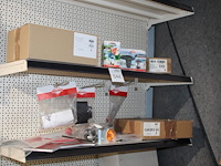 Berg accessoires waaronder side skirts, mudguards en soundbox op drie schappen. - afbeelding 2 van  2