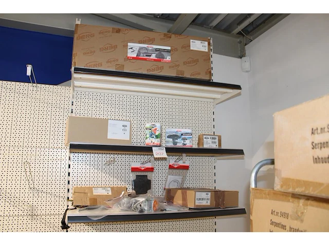 Berg accessoires waaronder side skirts, mudguards en soundbox op drie schappen. - afbeelding 1 van  2