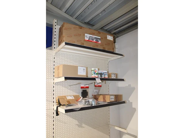 Berg accessoires waaronder side skirts, mudguards en soundbox op drie schappen. - afbeelding 2 van  2