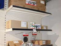 Berg accessoires waaronder side skirts, mudguards en soundbox op drie schappen. - afbeelding 2 van  2