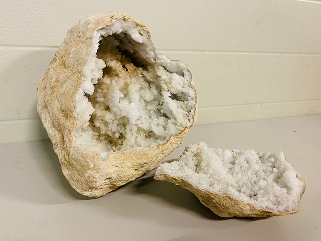 Bergkristal geode - afbeelding 1 van  6