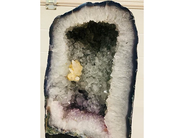 Bergkristal met amethist geode - afbeelding 3 van  7