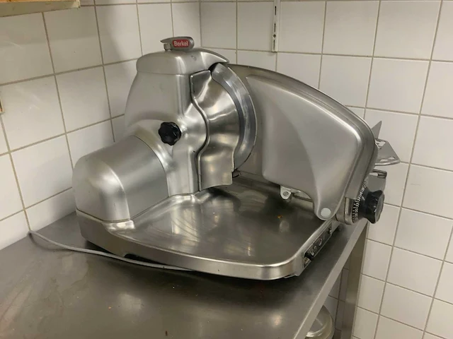 Berkel - 834 - bevroren vleessnijmachine 40x52x45 cm - afbeelding 1 van  7