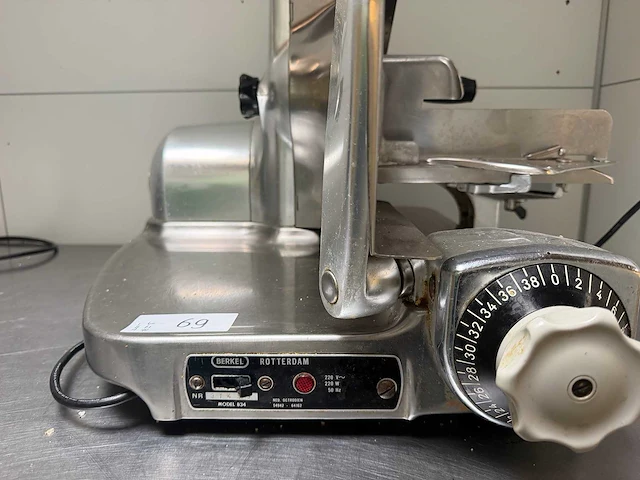 Berkel - model 834 - elektrische snijmachine - afbeelding 3 van  9