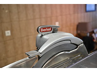 Berkel 834s rvs vleessnijmachine met digitale aflezing - afbeelding 3 van  4
