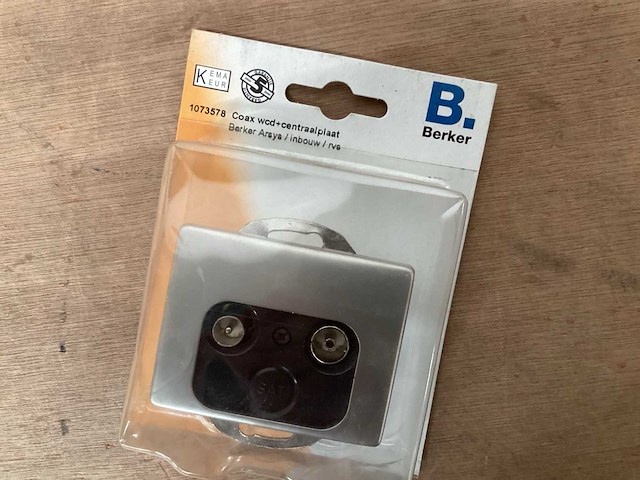 Berker arsys rvs wandcontactdoos coax (183x) - afbeelding 1 van  2
