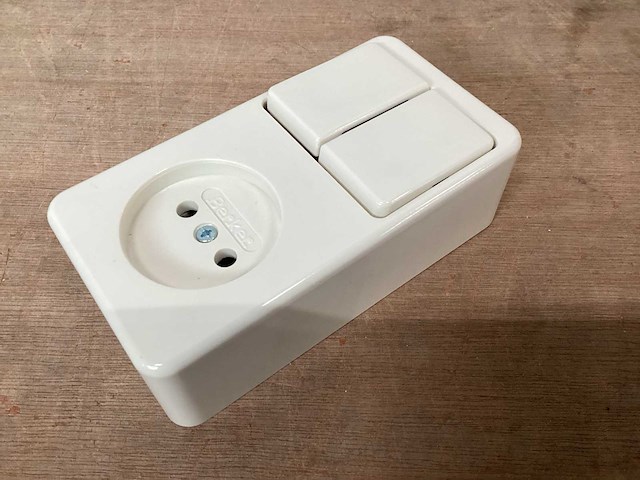 Berker combinatie opbouw serieschakelaar (42x) - afbeelding 1 van  3