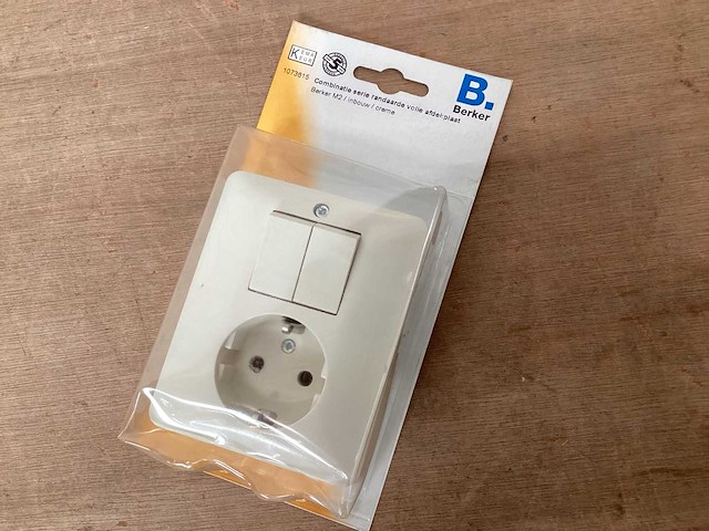 Berker m2 combinatie met randaarde (32x) - afbeelding 1 van  2