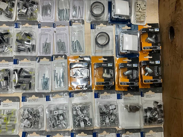 Berker partij divers schakelmaterieel (88x) - afbeelding 2 van  11