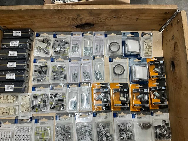 Berker partij divers schakelmaterieel (88x) - afbeelding 3 van  11