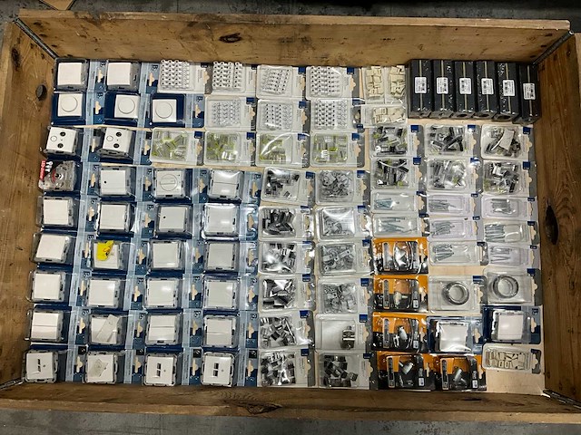 Berker partij divers schakelmaterieel (88x) - afbeelding 1 van  11