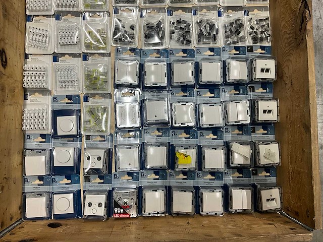 Berker partij divers schakelmaterieel (88x) - afbeelding 4 van  11