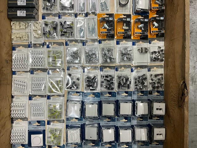 Berker partij divers schakelmaterieel (88x) - afbeelding 5 van  11