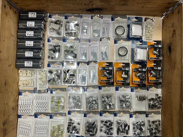 Berker partij divers schakelmaterieel (88x) - afbeelding 6 van  11